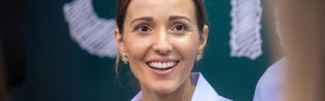Dok se Novak borio sa povredom, svi su gledali u Jelenu: Zbog jednog detalja morali su da je premeste sa tribina (Foto)