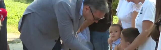 PORODICA TODOROVIĆ DOČEKALA VUČIĆA, ALI JE MALI LUKA UKRAO ŠOU Predsednik imao pitanje za njega, a odgovor ljude nasmejao do suza: Zubi su krivi za sve FOTO
