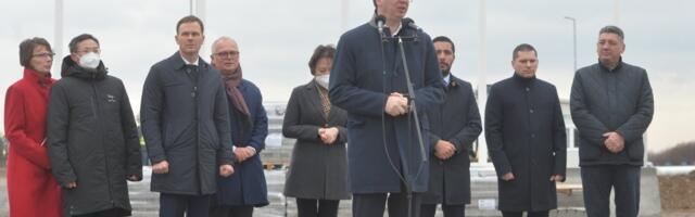 OVO MNOGIMA NIJE UPALO U OČI! Vučić je odgovarao na pitanja, a onda se desila šokantna slučajnost! PREDSEDNIK POENTIRAO! (VIDEO)