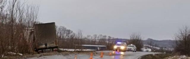 VOZAČ ŠLEPERA ZASPAO I IZAZVAO STRAVIČNU NESREĆU! Poznato stanje povređenih, imena poginulih