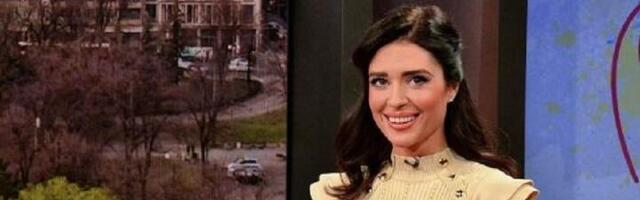 Zgodna voditeljka u bikiniju kao kapetan (VIDEO)