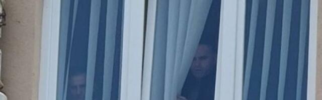 KURTIJEV OKUPATOR KAO MUNGOS! Novi "gradonačelnik" viri kroz zavesu i gleda okupljene Srbe! (FOTO)