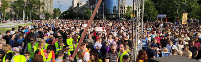 “Srbija protiv nasilja”: Najveći skup do sada, okruženo predsedništvo (FOTO)