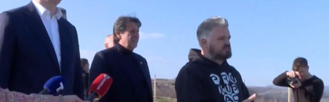 IZABRAN SAM DA NE DOZVOLIM DA SRBIJOM UPRAVLJA ULICA! Vučić iz Aleksandrovca: Čim je krenula napred, od‌jednom je napadnuta spolja (VIDEO)