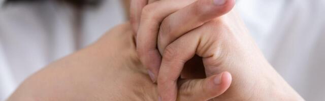 Neprevaziđeni trik vojne medicine: Pritisnite samo 1 tačku na prstu, momentalno ćete se rešiti bola