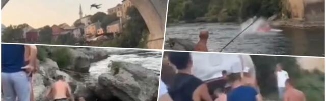 UZNEMIRUJUĆE - TURISTA SKOČIO SA STAROG MOSTA, MOSTARCI GA PREBILI! Pojavio se snimak, nekoliko njih nasrće na čoveka koji je navodno državljanin Švajcarske