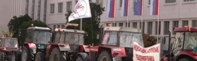 „Došli smo da vam pomognemo“: Maturanti Medicinske škole podržali poljoprivrednike u protestu