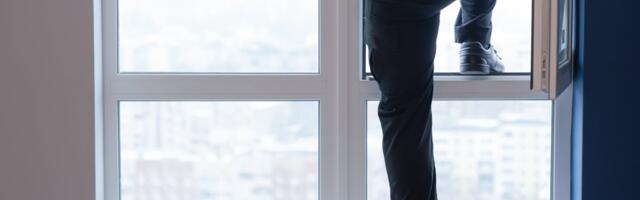 Čovek plakao u tržnom centru, pretio da će da skoči: Policajci se šokirali kada su čuli šta traži od njih