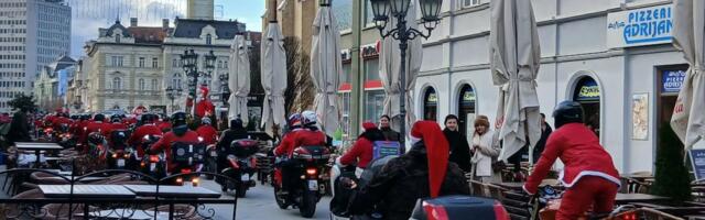 Moto Deda Mrazovi i ove godine u humanitarnoj misiji: Podelili najmlađim Novosađanima novogodišnje paketiće