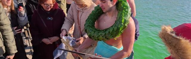 Deda mi je bio motiv, on mi je bio i trener! – Andrija prvi doplivao do časnog krsta