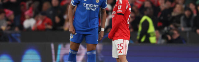 Majmune, majmune, majmune... Mbape osuo drvlje i kamenje po "igraču 25“: Izbacite ga