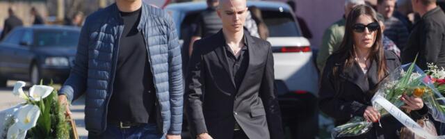 Vojaž u crnom odelu stigao na sahranu brata Darka Lazića: Žena našeg poznatog pevača došla sa njim