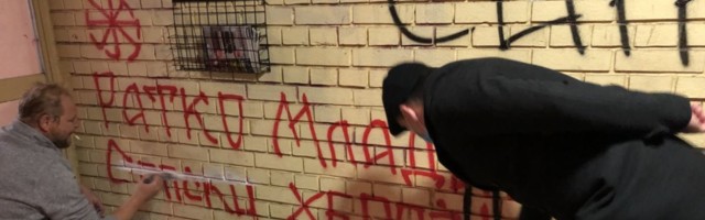 Prekrečeni grafiti mržnje na zgradi novinara u Novom Sadu