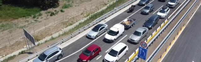 SAOBRAĆAJKA NA MILOŠU VELIKOM: Oboren motociklista, stvaraju se zastoji! Hitna pomoć i policija na terenu