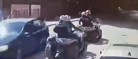 SNIMAK HORORA U NOVOM PAZARU: Stigli na kvadovima, pa lomili privredniku glavu šipkama - JEDAN UPERIO PIŠTOLJ! Sukob traje nedeljama ZBOG OVE REČENICE (VIDEO)