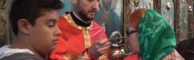 SVI SE PRIČESTILI ISTOM KAŠIČICOM! U Požarevcu više od 70 vernika prisustvovalo liturgiji, muđu njima i stariji od 65 godina!