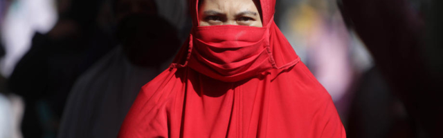 KAZNE U INDONEZIJI: Izađeš bez maske, čistiš toalet u posebnom prsluku