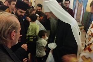 Патријарх Порфирије поделио божићне пакетиће најмлађима у Храму Светог Саве