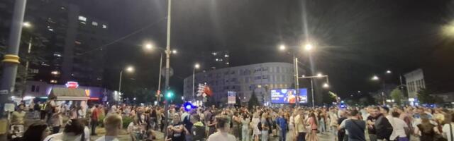 "Zato što volimo ovaj grad": Kragujevčani na ulicama u znak solidarnosti (FOTO)