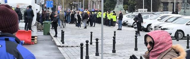 SRCE: Policija da saopšti da li je identifikovala napadače na poslanike ispred Skupštine Srbije