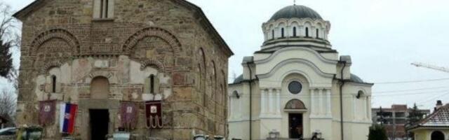 IZ PORTE CRKVE U LIPLJANU SKINUTA ZASTAVA SPC! Nadzorna kamera sve snimila: Zastavu je sa zvonare skinula osoba koja je na glavi imala fantomku