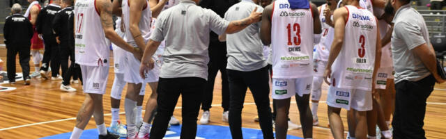 Jezive scene u Brazilu: Sudija pretučen, navijači ga brutalnim zahvatom oborili na parket (VIDEO)