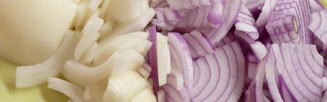 Kako da sprečite širenje mirisa luka po kući