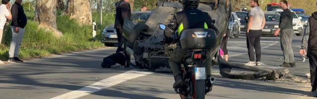 Dramatične scene u Batajnici: Prevrnuo se automobil, žena nepomično leži pored