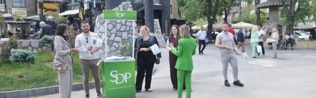 Forum mladih SDP obeležio 11. maj u Novom Pazaru deljenjem zastavica i priveska