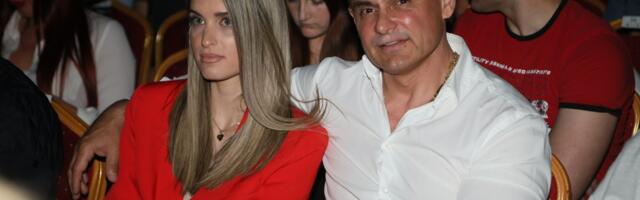 SENZACIJA U ARENI: Dragan Stanković PRVI PUT U JAVNOSTI SA ATRAKTIVNOM PLAVUŠOM u CRVENOM - Niko ne može da skine pogled s njih! (FOTO)