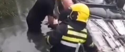 (VIDEO) IZVUČENO TELO MUŠKARCA IZ BEČMENSKE BARE! Vatrogasci seku vozilo, a onda... Pogledajte dramatične scene, automobil prevrnut plutao po jezeru!