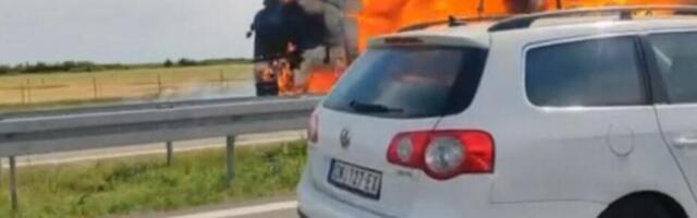 Vozila voze kontrasmerom nakon sudara i buktinje! Užas na auto-putu, kamion u potpunosti izgoreo (VIDEO)