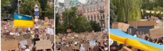DEMONSTRACIJE ŠIROM UKRAJINE! Hiljade ljudi već četvrti dan na ulicama, traže smenu Sirskog: "Vojnici služe narodu Ukrajine, a ne vrhovnom komandantu" (VIDEO)