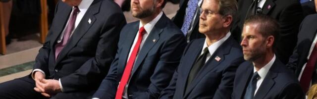 SKANDAL NA SAHRANI SENATORA GREJEMA! Tramp uhvaćen kako radi OVO u prvom redu, mreže se USIJALE: Ovo je čovek koji drži nuklearne kodove! (FOTO, VIDEO)