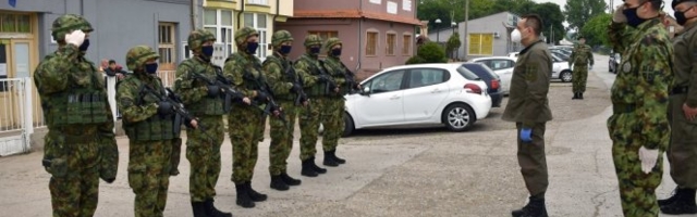 (FOTO) VOJSKA SRBIJE OBEZBEĐUJE MIR I SIGURNOST ZA SVE GRAĐANE ŠIDA! Ministar Vulin obišao prihvatne centre u Opštini Šid