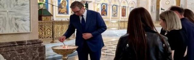 VUČIĆ UPALIO SVEĆU ZA DECU UBIJENU NA VRAČARU! Naše je da se pobrinemo da zločinci dobiju zasluženu kaznu (FOTO)