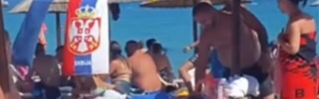 GRUPA ALBANACA POKUŠALA DA ISPROVOCIRA SRBE NA PLAŽI JAZ! Usledio brutalan odgovor, a evo i kakav! (VIDEO)