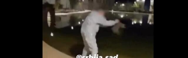 Đaci maltretiraju mačku: Bacaju je u vodu i smeju se (VIDEO)