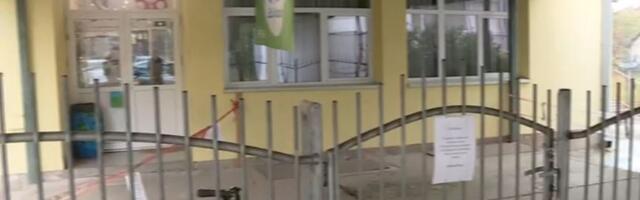 Nebezbedna nadstrešnica u Čačku dve godine nad glavama dece