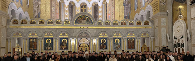 Патријарх Порфирије у храму Светог Саве дочекао ученике из Вуковара