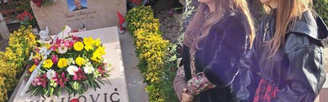 VENCI NA GROBU, VLADIKA SLUŽIO POMEN SINIŠI MIHAJLOVIĆU U RIMU: Neutešni deca, brat, majka nad večnom kućom fudbalera - Udovica dala daću u svom restoranu FOTO