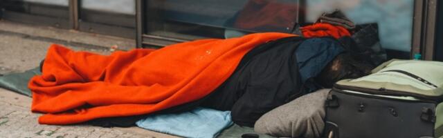 Glumac snimljen kako LUTA ulicama i moli za DROGU: Majka ne može da ga prepozna - DOTAKAO DNO (VIDEO)