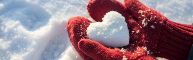 Деци у турском граду у којем годинама није било снежних падавина камионима довезли снег