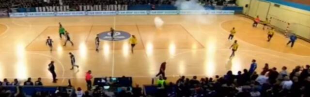 Grobari gađali rukometaše AEK-a topovskim udarima (VIDEO)