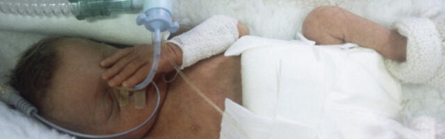 BEBU DEČAKA STAROG SAMO 2 NEDELJE OSTAVILI SU NA ŽELEZNIČKOJ STANICI: 50 godina kasnije otkrivena je MISTERIJA i ko je on u stvari! (FOTO)