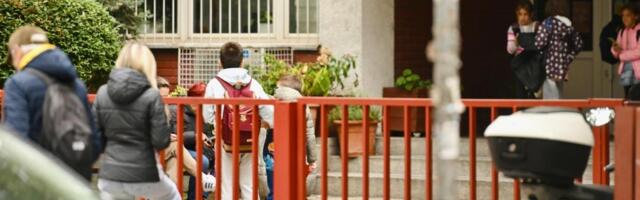 ČOVEK KOJI JE ULETEO U ŠKOLU, UDARAO JE DECU SVOM JAČINOM: Dečak bačen na auto, drugom rascepana usna! Roditelji zaprepašćeni incidentom, otkrili detalje