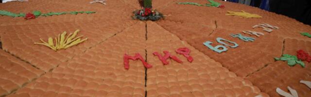 FOTO: Ispred Hrama Svetog Save lomljena 260 kilograma teška česnica sa 33 zlatnika