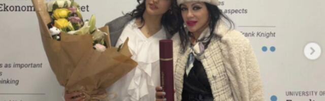 Diplomirala ćerka Vesne Vukelić Vendi: Završila težak fakultet, pozirale na dodeli diploma