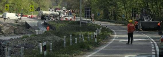 ŠLEPERU OTKAZALE KOČNICE, PA POČEO DA GURA KOMBI! Vozač iskočio i spasio se - dvojica muškaraca povređena DETALJI SAOBRAĆAJKE NA IRIŠKOM VENCU