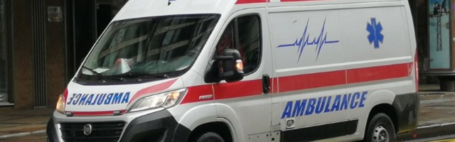 Težak udes: Motociklista podleteo pod trolejbus
